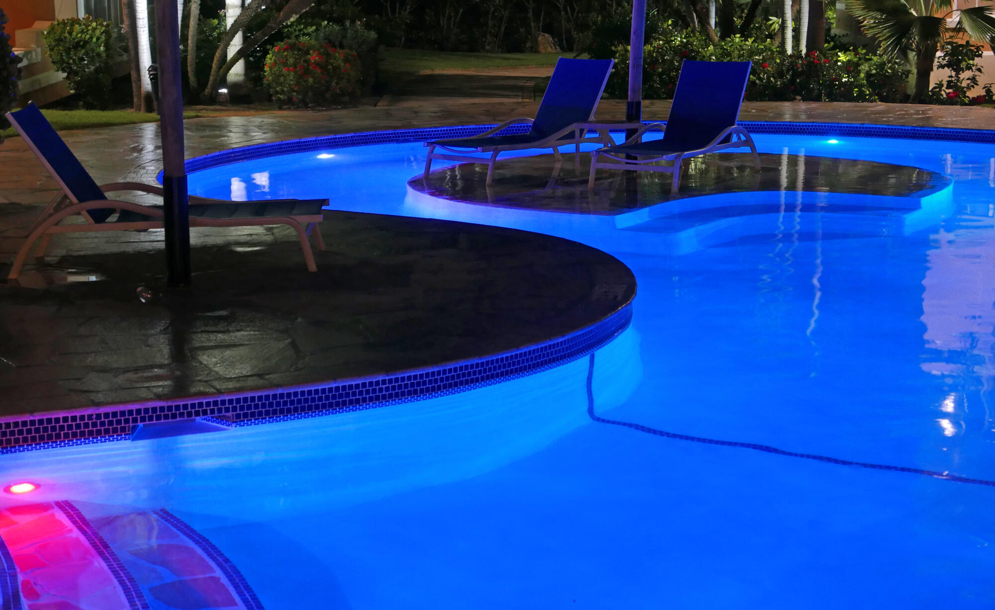 Nighttime Pools: Elevate Your Outdoor Space with Brilliant Ideas